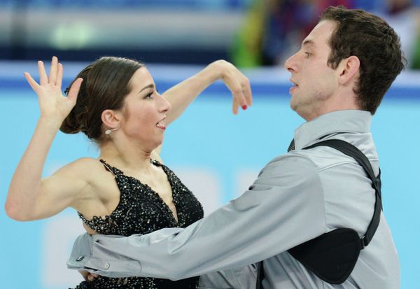US skating pair Marissa Castelli and Simon Shnapir in their Bond-inspired outfits - Sputnik International