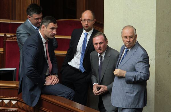 Opposition leaders in the Supreme Rada (Svoboda party leader Oleg Tyanigbok, Udar head Vitali Klitschko, Arseny Yatsenyuk from Batkivshchina), heard of the ruling Party of regions faction Alexander Efremov and the Parliament speaker Vladimir Rybak (L-R) - Sputnik International