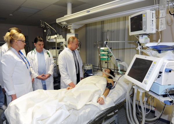 Vladimir Putin visits Maria Komissarova in the hospital Vladimir Putin visits Maria Komissarova in the hospital - Sputnik International