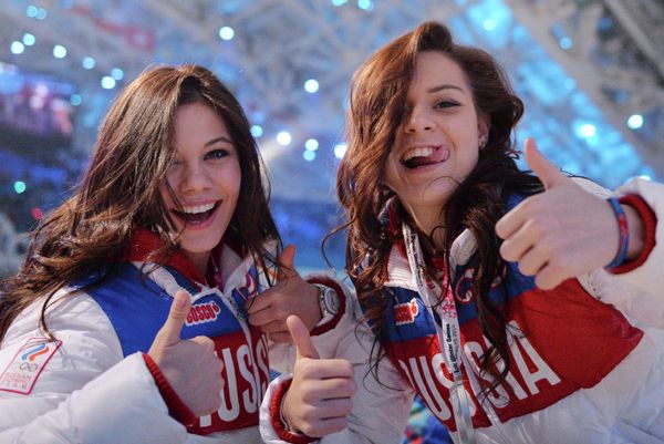 Russian figure skaters Elena Ilinykh and Adelina Sotnikova at the closing ceremony of the Sochi Olympics - Sputnik International