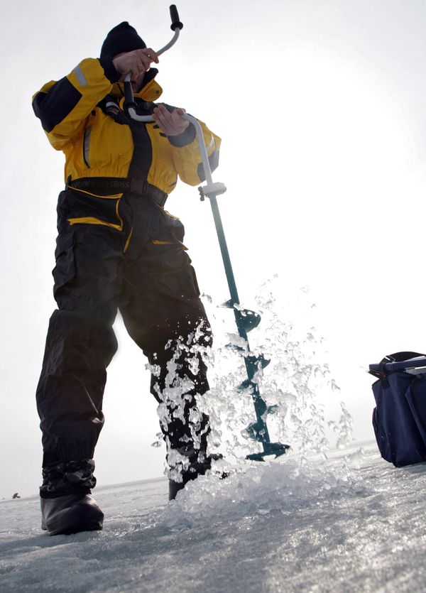 Russian Environmentalists Punch Air Holes in Ice to Save Fish - Sputnik International