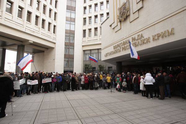 Demonstrators at the Supreme Council in Simferopol waving flags of Russia and the Crimean autonomous republic - Sputnik International