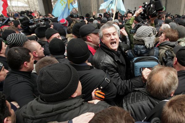 Newly appointed pro-Russia Crimea's prime minister Sergei Aksenov (R) - Sputnik International
