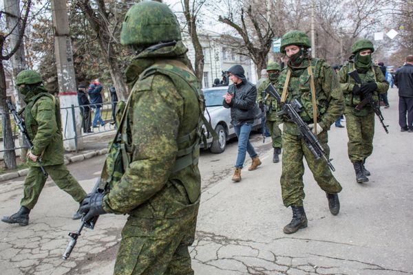 Soldiers without insignia in Simferopol - Sputnik International