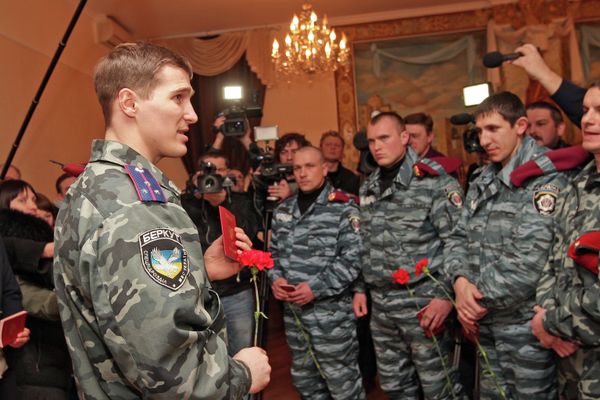 Soldiers of the Ukrainian Interior Ministry's Berkut riot police unit get Russian passports at the Russian Consulate in Simferopol. - Sputnik International