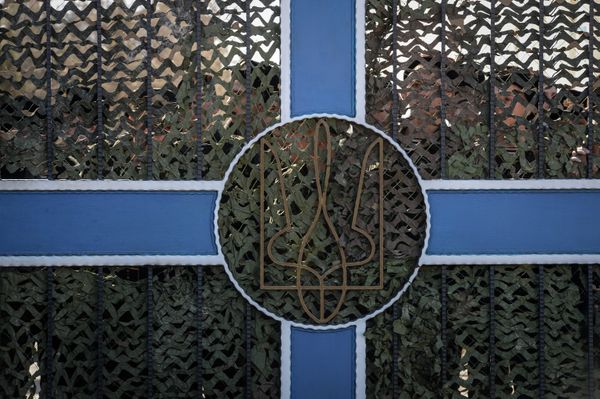 Ukrainian servicemen behind the gate of a military unit in Sevastopol. - Sputnik International