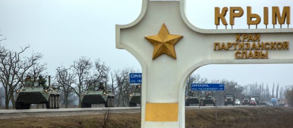 The flow of cargo and passenger traffic through checkpoints at the Ukraine-Crimea border has not been suspended, Crimean Transport Minister Anatoly Tsurkin told RIA Novosti on Friday. - Sputnik International