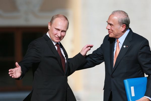 Russian President Vladimir Putin welcomes OECD Secretary General Jose Angel Gurria at the start of the G20 summit in Saint Petersburg on September 5, 2013 - Sputnik International