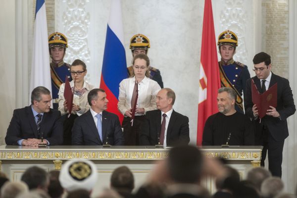 Crimea's Premier Sergey Aksenov, Head of Crimean State Council Vladimir Konstantinov, Russian President Vladimir Putin and Sevastopol mayor Alexey Chaly (L-R) - Sputnik International