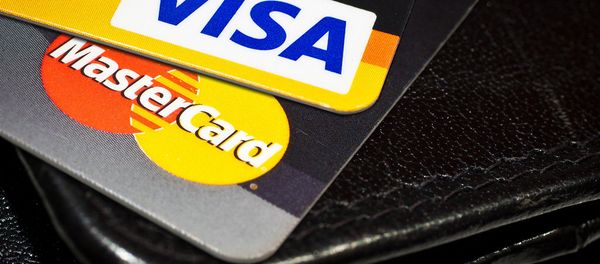The international payment system Visa continues to offer services on a regular basis and has no plans on blocking cards used in Russian banks - Sputnik International