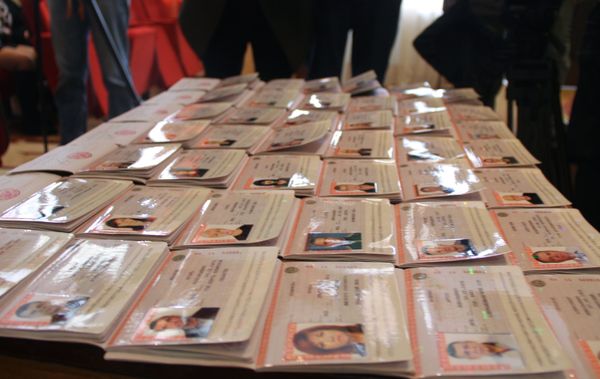 The ceremony of issuing Russian passports to Crimea residents in Kerch. - Sputnik International
