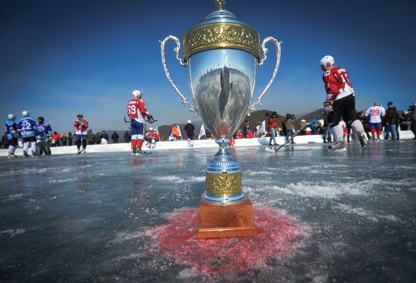 Russian Hockey Stars Play on Frozen Surface of World’s Deepest Lake - Sputnik International