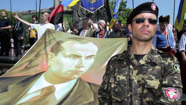 A representative of the Ukrainian Nationalists' Congress, with a portrait of Stepan Bandera. - Sputnik International
