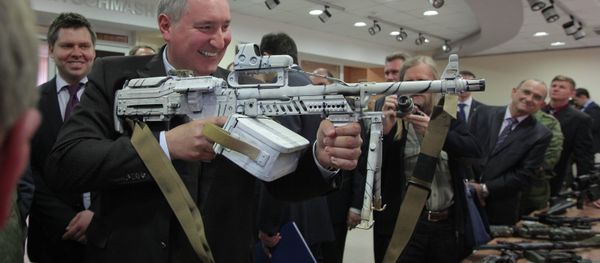 Dmitry Rogozin examines new combat gear - Sputnik International