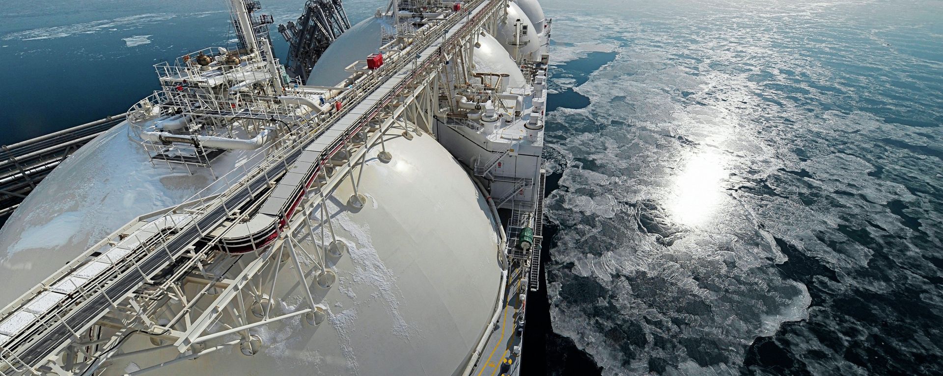 Liquefied natural gas tanker Grand Aniva at first LNG plant in Russia - Sputnik International, 1920, 29.11.2022