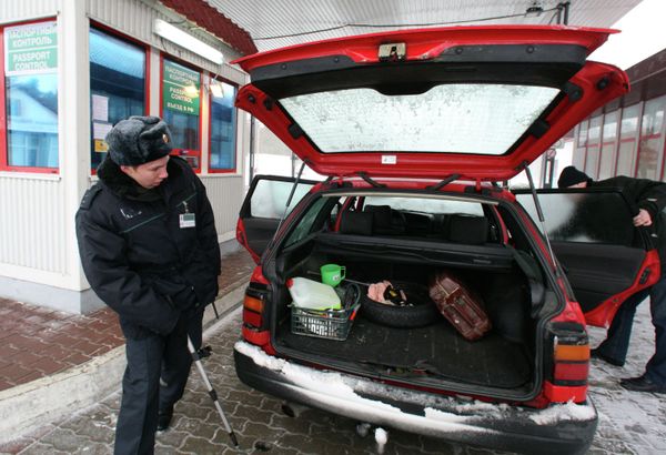 Border guards inspect a vehicle at the international automobile checkpoint (Archive) - Sputnik International