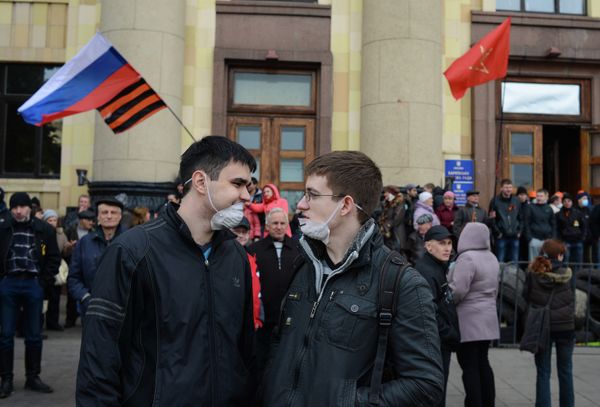 Pro-Russian activists near the Kharkov city administration - Sputnik International