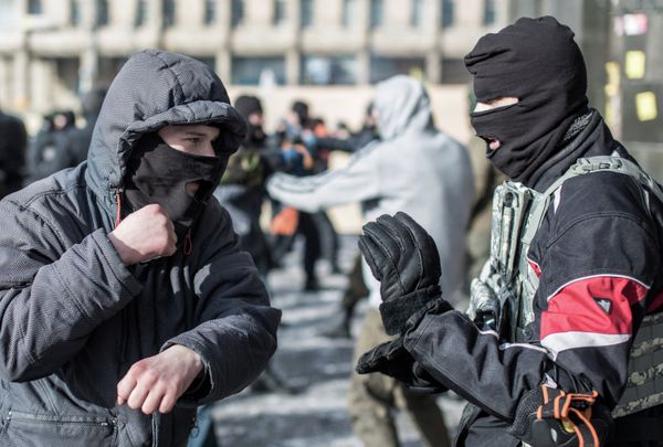 Right Sector activists train in hand-to-hand combat on Independence Square in Kiev Right Sector activists train in hand-to-hand combat on Independence Square in Kiev - Sputnik International