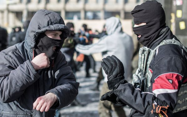 Right Sector activists train in hand-to-hand combat on Independence Square in Kiev Right Sector activists train in hand-to-hand combat on Independence Square in Kiev - Sputnik International