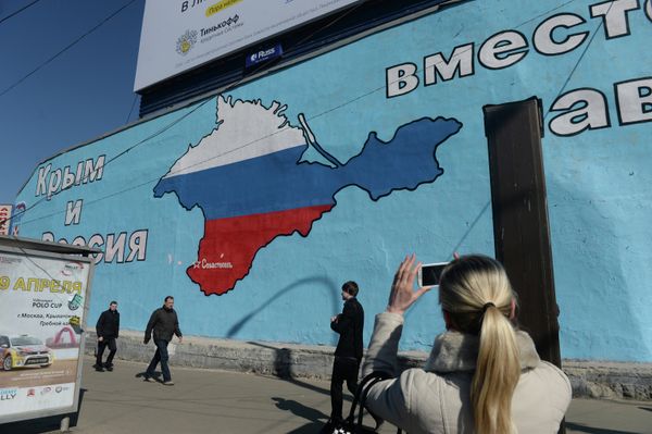 Patriotic graffiti in Moscow related to Crimea's reuniting with Russia - Sputnik International