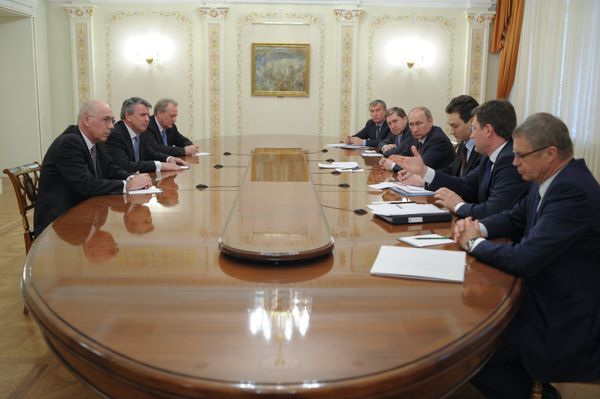 Vladimir Putin meets with Shell CEO Ben van Beurden - Sputnik International