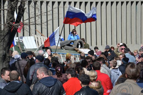 Supporters of a referendum on the region's status rally outside the Security Service of Ukraine headquarters in Lugansk (Archive) - Sputnik International