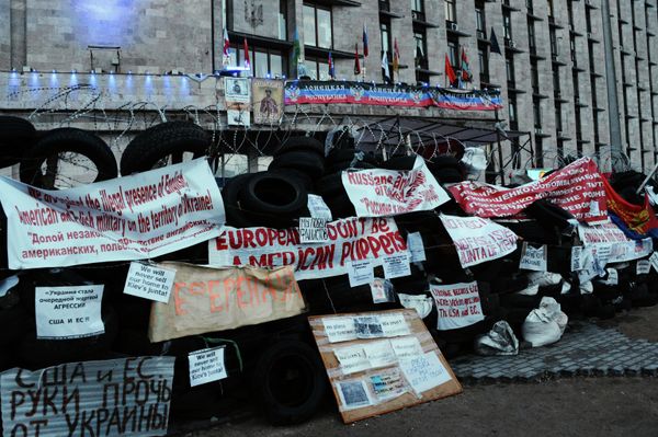 Barricades outside the building of the city's regional administration in Donetsk - Sputnik International