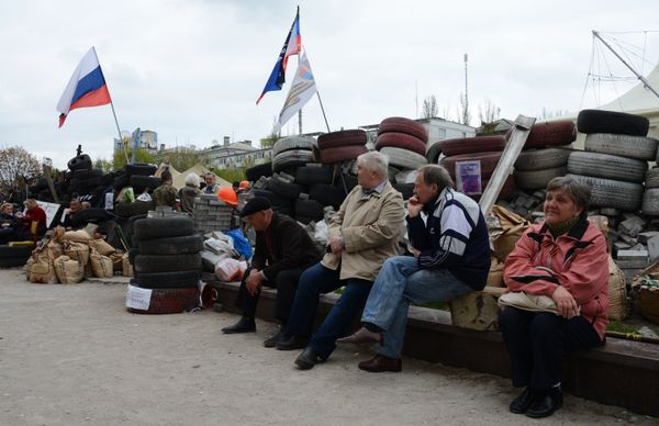 Federalists on the square at the barricades around the Regional Administration in Donetsk. - Sputnik International