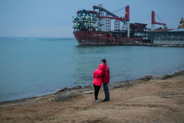Young men on the Kerch Strait shore. - Sputnik International