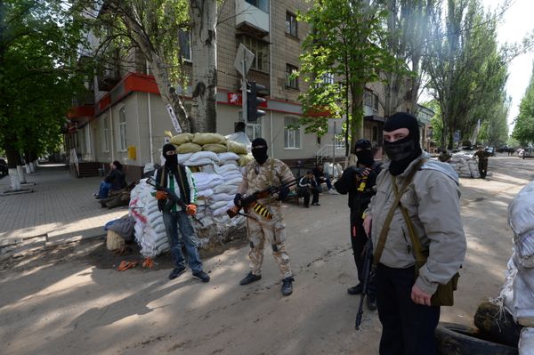 Self-defense soldiers at a checkpoint on street in Slavyansk. - Sputnik International