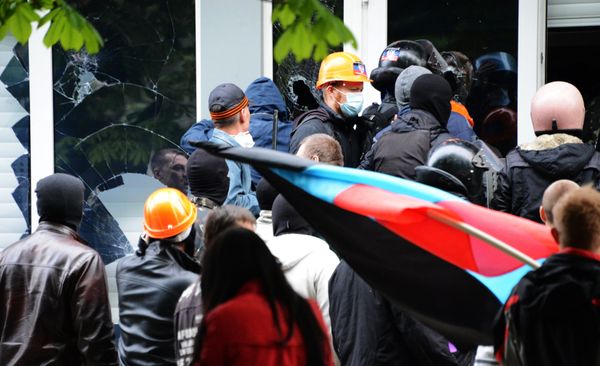 Supporters of the self-proclaimed Donetsk Republic storm the Ukraine's Security Service (SBU) offices in Donetsk. - Sputnik International