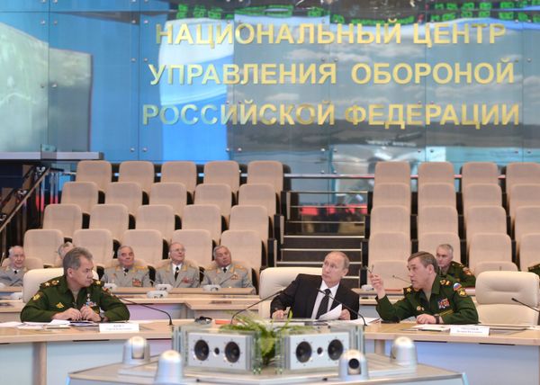 Putin Showcases Russian Military Preparedness to Neighbors - Sputnik International