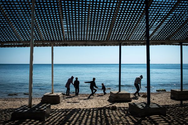 People on a beach in the city of Yevpatoria - Sputnik International