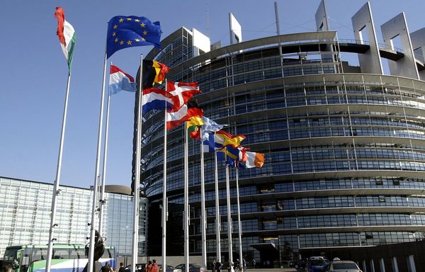 The new sanctions that the European Union may impose on Russia amid the Ukraine crisis are expected to be purely symbolic, the acting director of the Institute of Europe of the Russian Academy of Sciences said. - Sputnik International