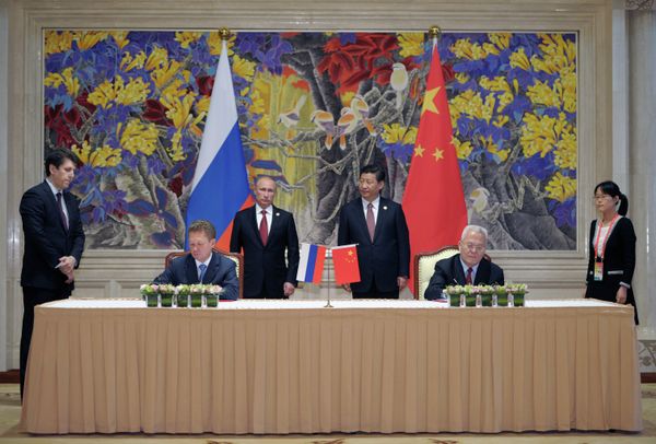 President Vladimir Putin, background left, and Chinese leader Xi Jinping, background right, during the signing of joint agreements in Shanghai - Sputnik International