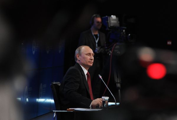 Vladimir Putin attends St. Petersburg International Economic Forum - Sputnik International