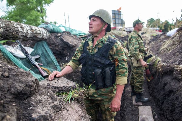 Volunteer corps in a trench after an artillery attack on the village of Semyonovka near Slaviansk - Sputnik International