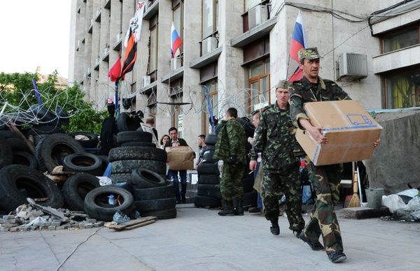 Unloading a truck with humanitarian aid from Russia by the Donetsk Regional Administration building (Archive) - Sputnik International