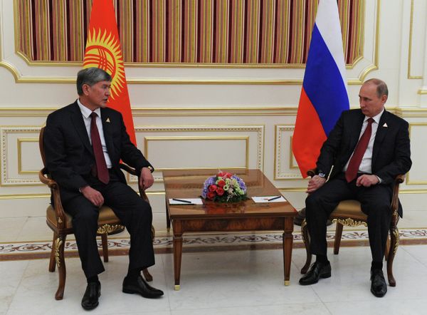President Vladimir Putin (right) and President of Kyrgyzstan Almazbek Atambayev during a working meeting in Astana - Sputnik International