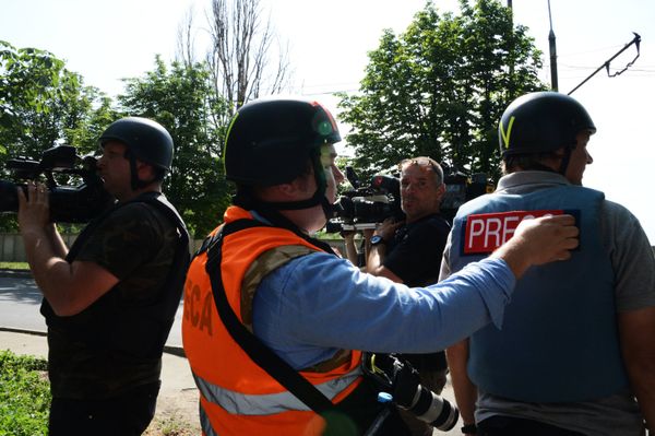 Journalists working around the Donetsk International Airport during an armed clash - Sputnik International