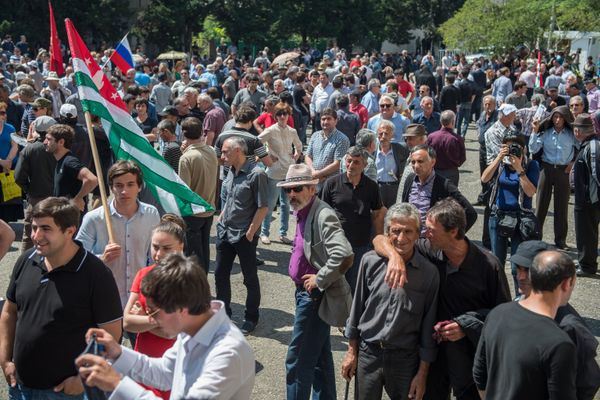 Opposition supporters outside the building of the Abkhazian president administration - Sputnik International