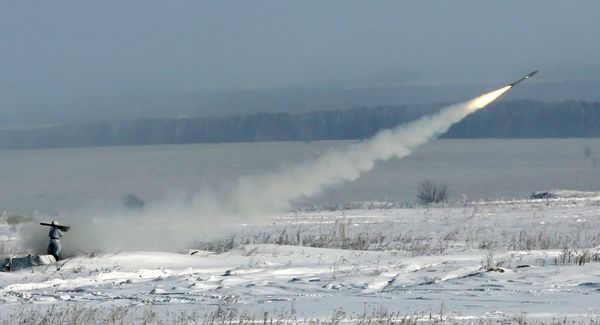 Russian soldier firing a manportable air defense missile (Archive) - Sputnik International