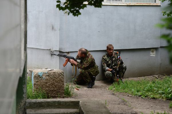 Militias during a battle with Ukraine's National Guard on the streets of Lugansk - Sputnik International