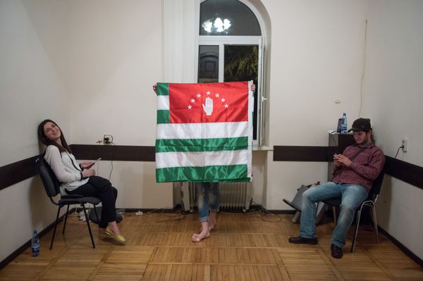 Opposition supporters are seen in the Abkhazian presidential administration building - Sputnik International