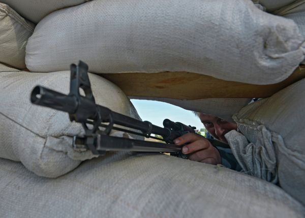 Soldier of the Donbass people's militia at a checkpoint near Lugansk (Archive) - Sputnik International