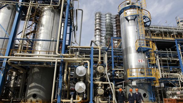 According to the economist, the trade-off between the two key oil producers would allow Saudi Arabia to dominate the energy market, while the United States would use lower oil prices to promote its political agenda. According to the economist, the trade-off between the two key oil producers would allow Saudi Arabia to dominate the energy market, while the United States would use lower oil prices to promote its political agenda. - Sputnik International