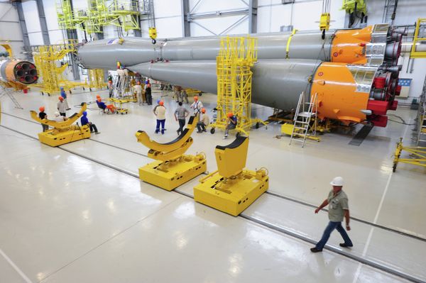 French Guiana. Russian specialists during the assembly of a rocket at the Soyuz integration and launch facility (Archive) - Sputnik International