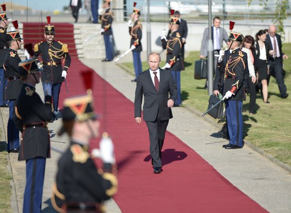 June 5, 2014. Russian President Vladimir Putin, center, upon arrival at Charles de Gaulle Airport, Paris - Sputnik International
