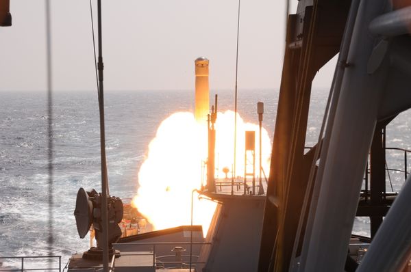 India-Russia Missile Successfully Test Fired from Indian Warship - Sputnik International