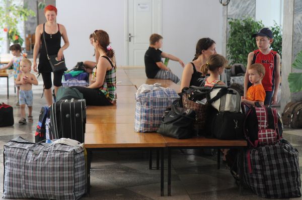 Refugees from the South-East of Ukraine in the lobby of the hotel of the Artek International Children's Center in Simferopol - Sputnik International